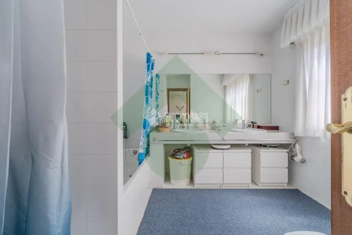 Bany de Casa adosada en venda en Griñón amb Calefacció, Piscina i Moblat