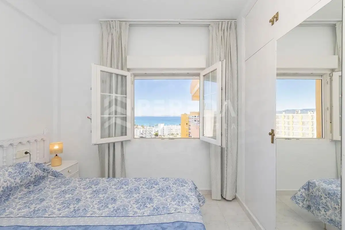 Schlafzimmer von Dachboden zum Verkauf in Roquetas de Mar mit Klimaanlage, Privatgarten und Möbliert