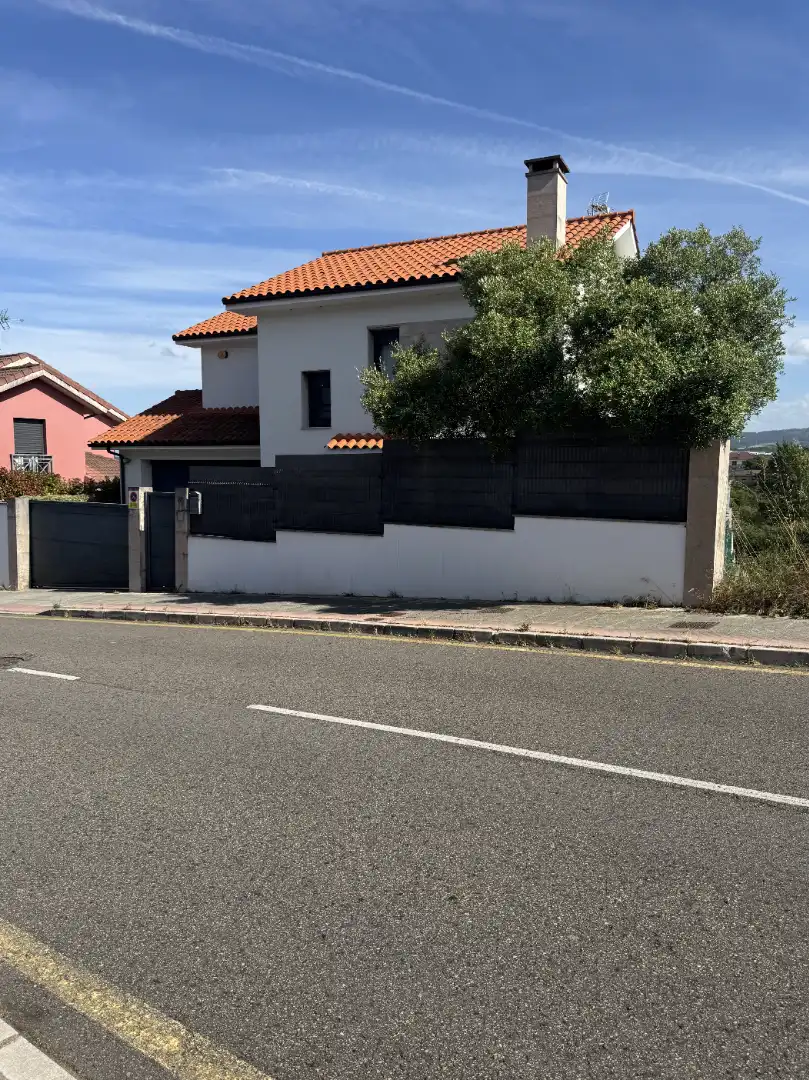 Vista exterior de Casa o xalet en venda en Avilés amb Calefacció, Jardí privat i Parquet