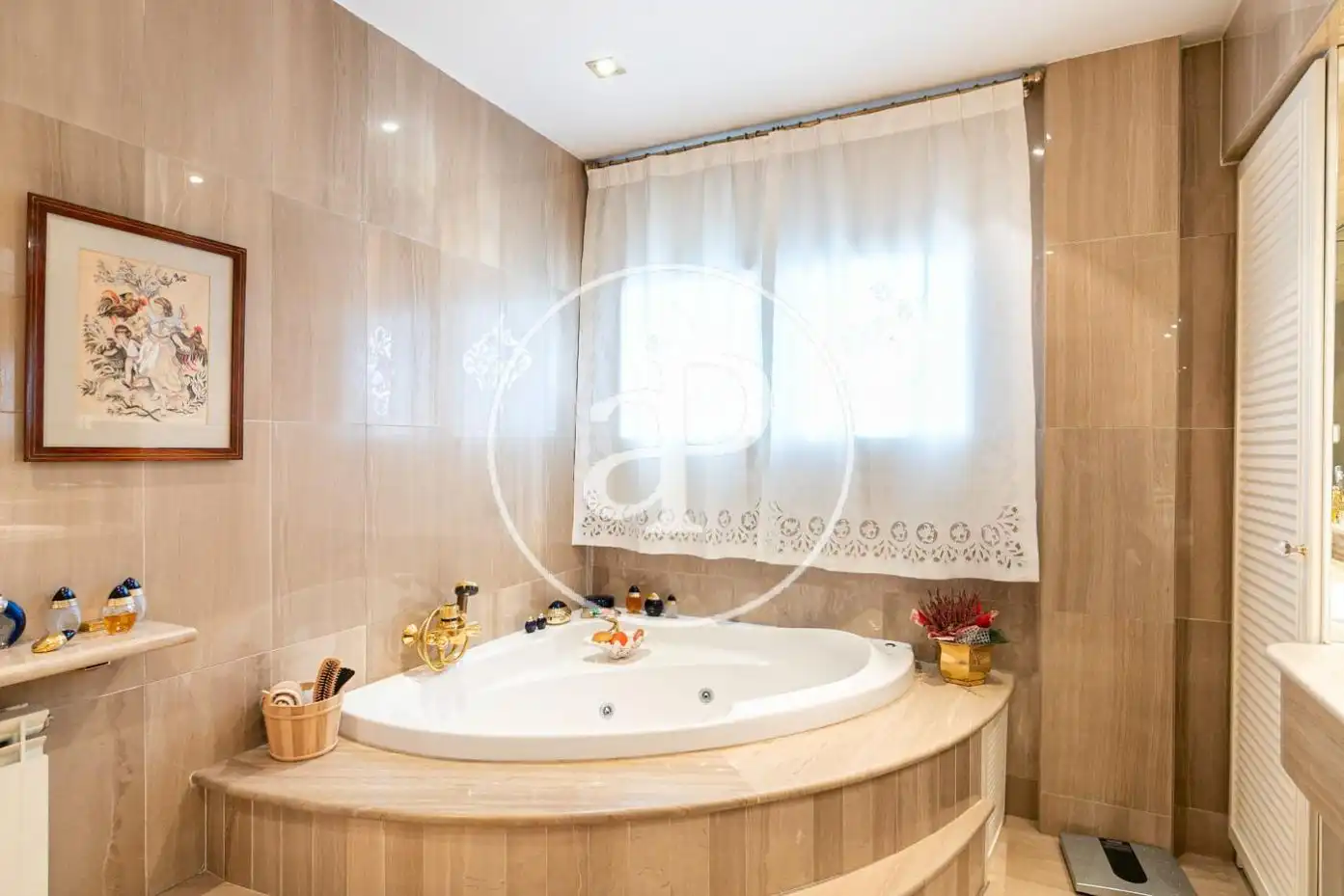 Badezimmer von Einfamilien-Reihenhaus zum Verkauf in Barcelona mit Klimaanlage, Heizung und Privatgarten