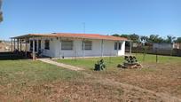 Vista exterior de Casa o xalet en venda en Utrera amb Terrassa