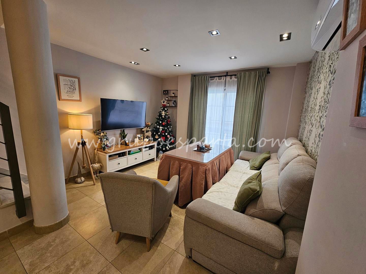 Sala de estar de Dúplex en venta en Sanlúcar la Mayor con Aire acondicionado, Terraza y Amueblado