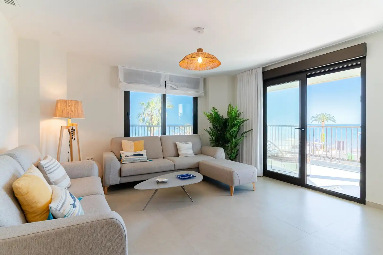 Wohnzimmer von Wohnungen zum Verkauf in Benicasim / Benicàssim mit Klimaanlage, Heizung und Privatgarten