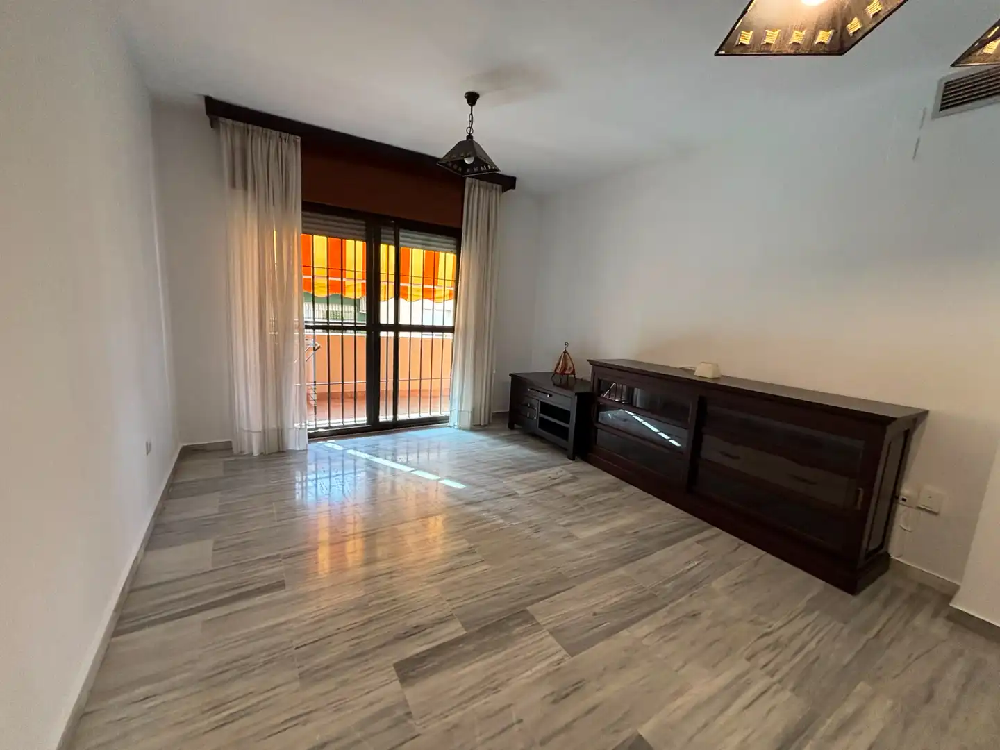 Living room of Flat for rent in Granada  with Air Conditioner, Heating and Washing machine
