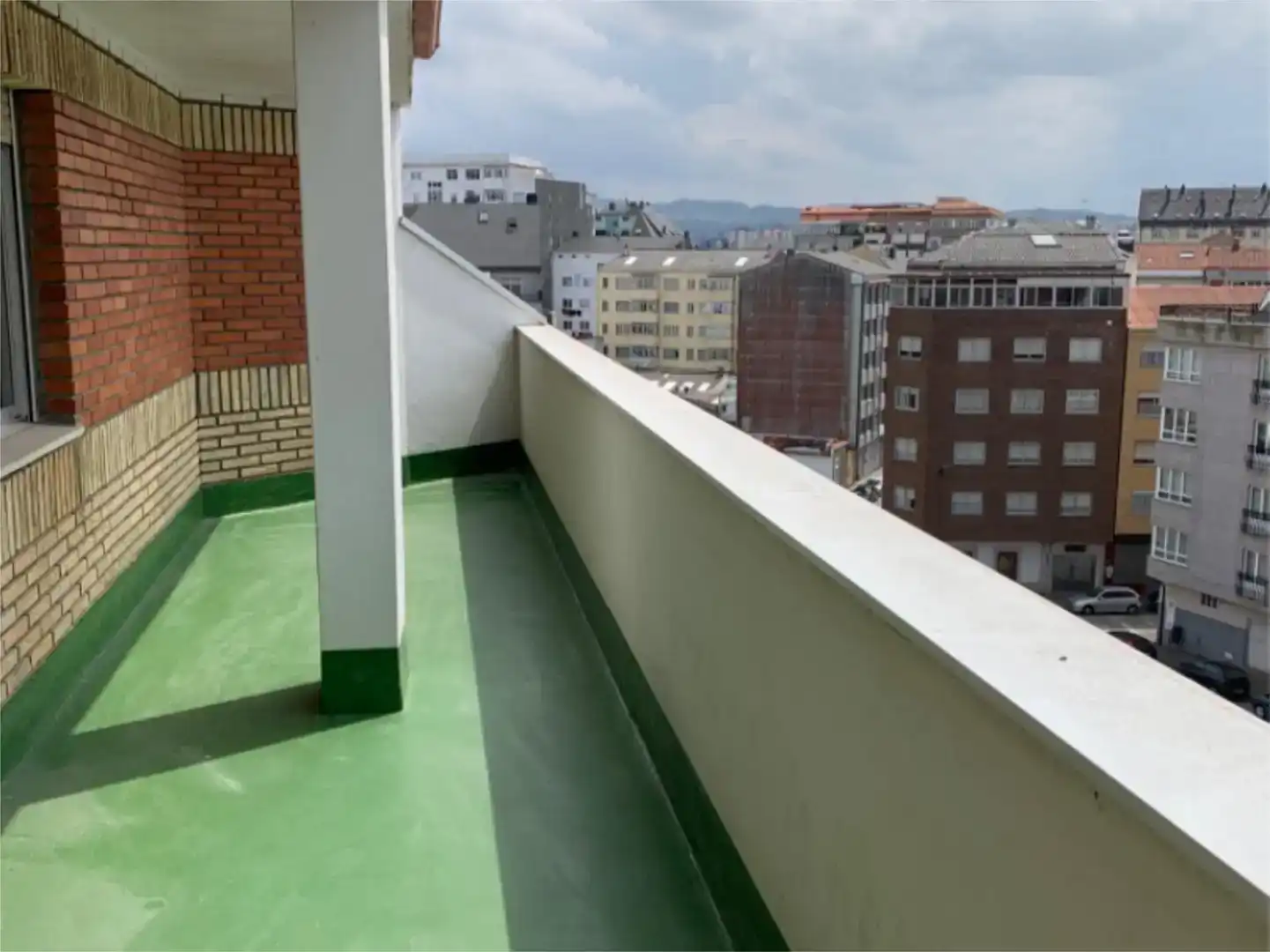 Terrassa de Pis per a compartir en Ferrol amb Parquet i Moblat