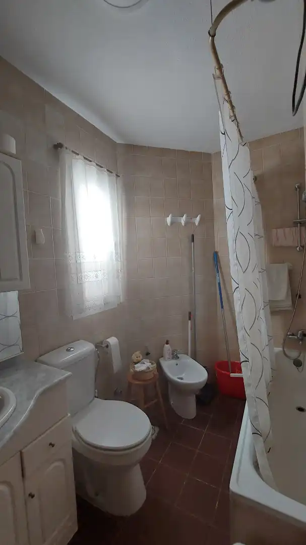Badezimmer von Einfamilien-Reihenhaus zum Verkauf in La Manga del Mar Menor mit Klimaanlage, Heizung und Terrasse