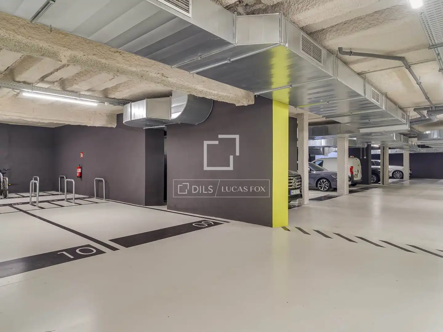 Parking of Flat for rent in Barcelona  with Air Conditioner, Parquet flooring and Furnished