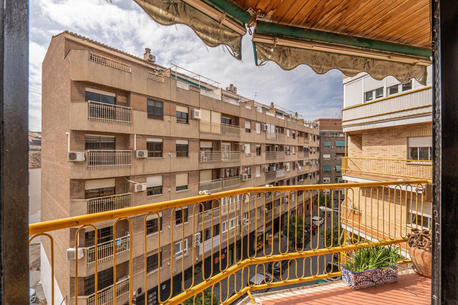 Vista exterior de Pis en venda en  Granada Capital amb Aire condicionat, Calefacció i Terrassa