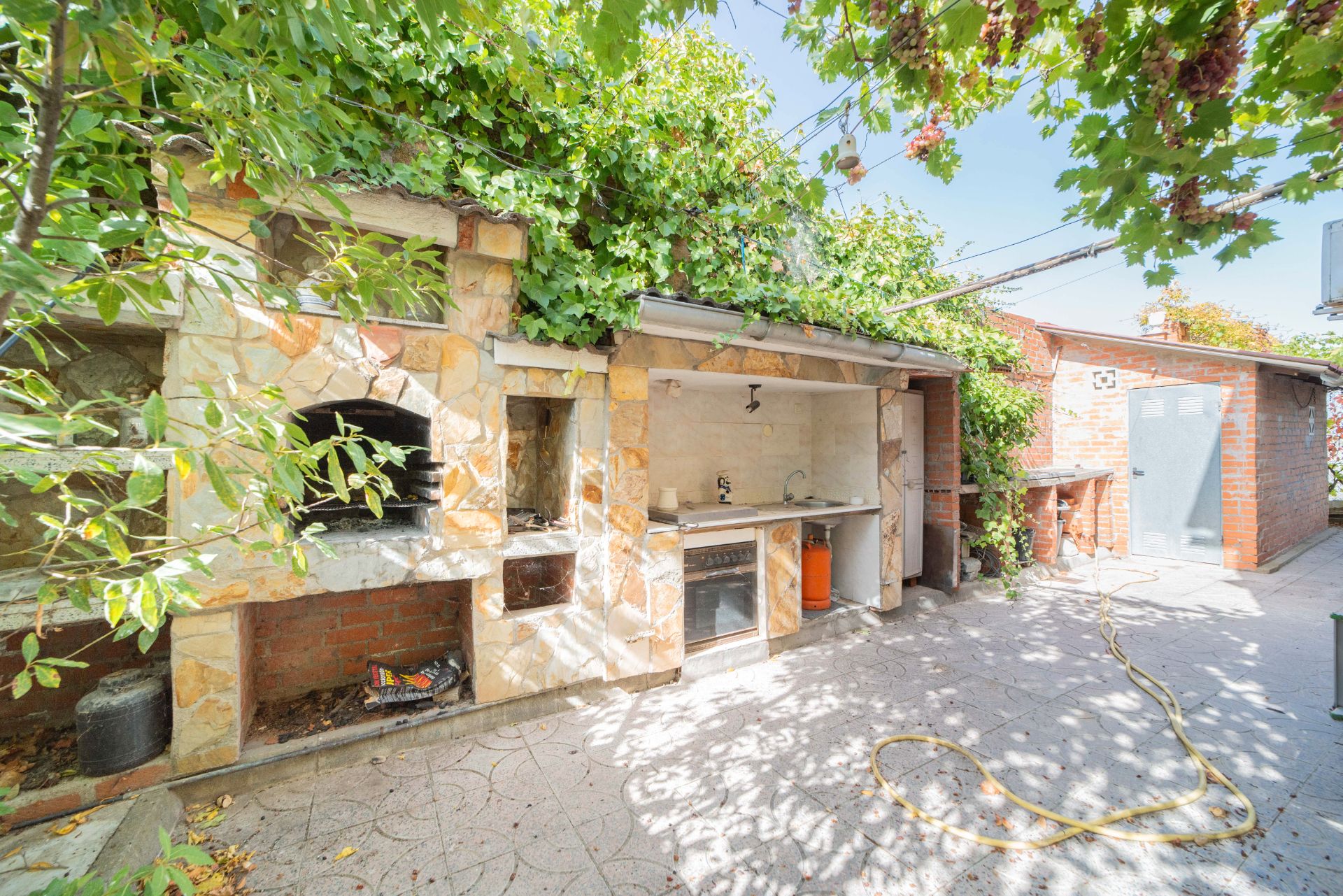 Exterior view of House or chalet for sale in Casarrubios del Monte  with Air Conditioner, Heating and Private garden