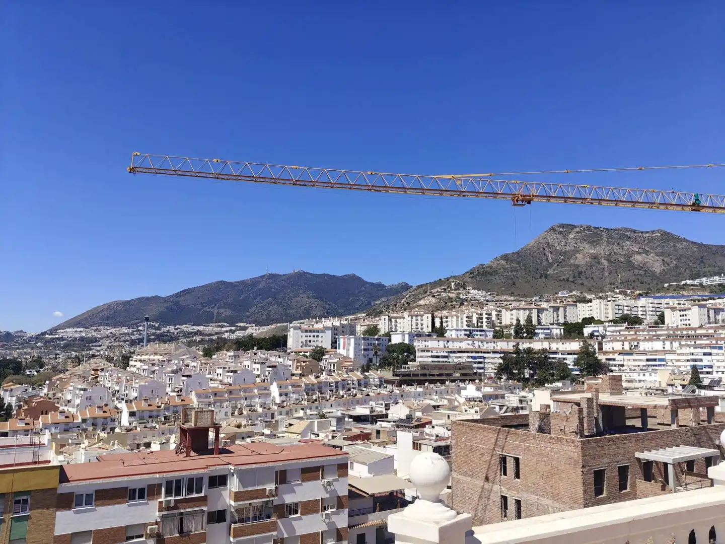 Vista exterior de Ático de alquiler en Benalmádena con Aire acondicionado, Jardín privado y Amueblado
