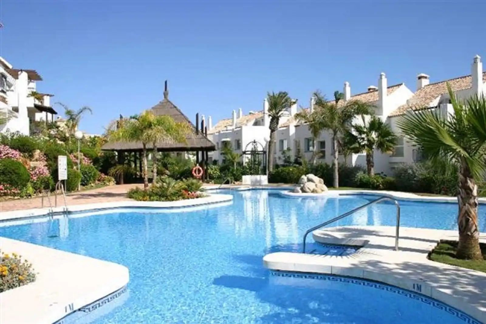 Vista exterior de Casa adosada en venda en Marbella amb Jardí privat, Terrassa i Moblat