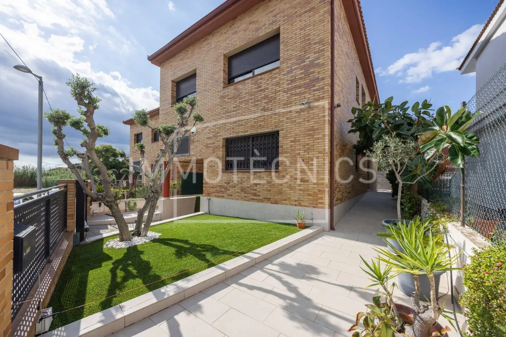 Vista exterior de Casa o xalet en venda en Pineda de Mar amb Aire condicionat, Calefacció i Jardí privat