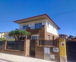 Vista exterior de Casa adosada en venda en Pineda de Mar amb Aire condicionat, Terrassa i Balcó