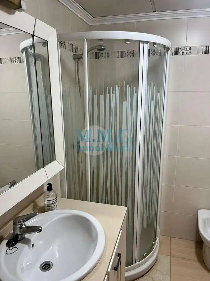 Baño de Piso en venta en Roquetas de Mar con Aire acondicionado, Terraza y Amueblado