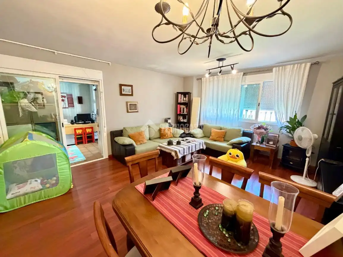 Sala d'estar de Casa adosada en venda en Daganzo de Arriba amb Aire condicionat, Parquet i Piscina