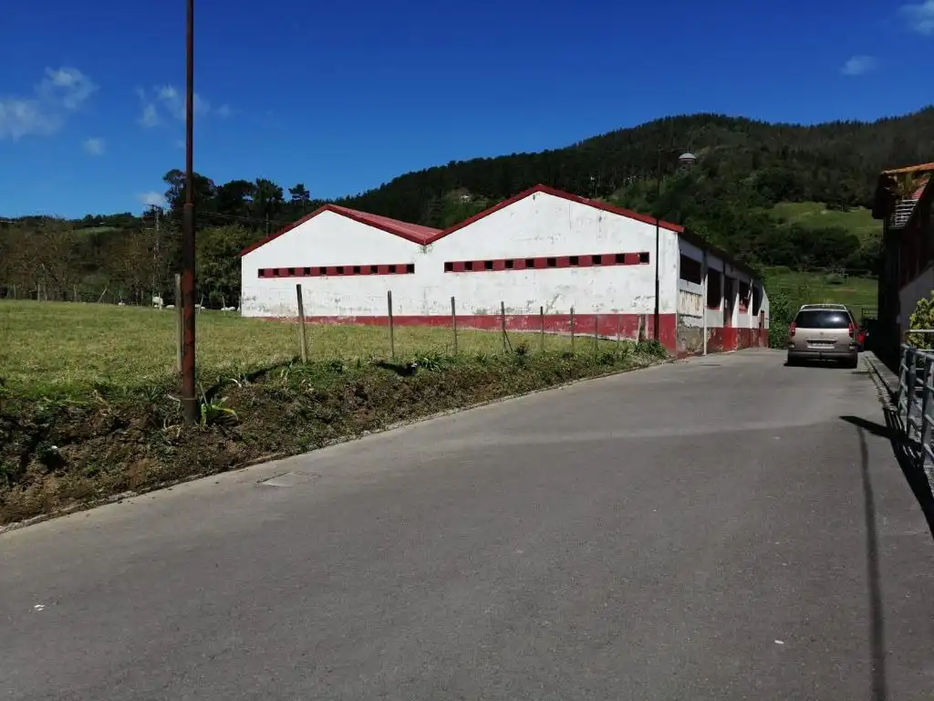 Außenansicht von Fabrikhallen zum Verkauf in Berriatua