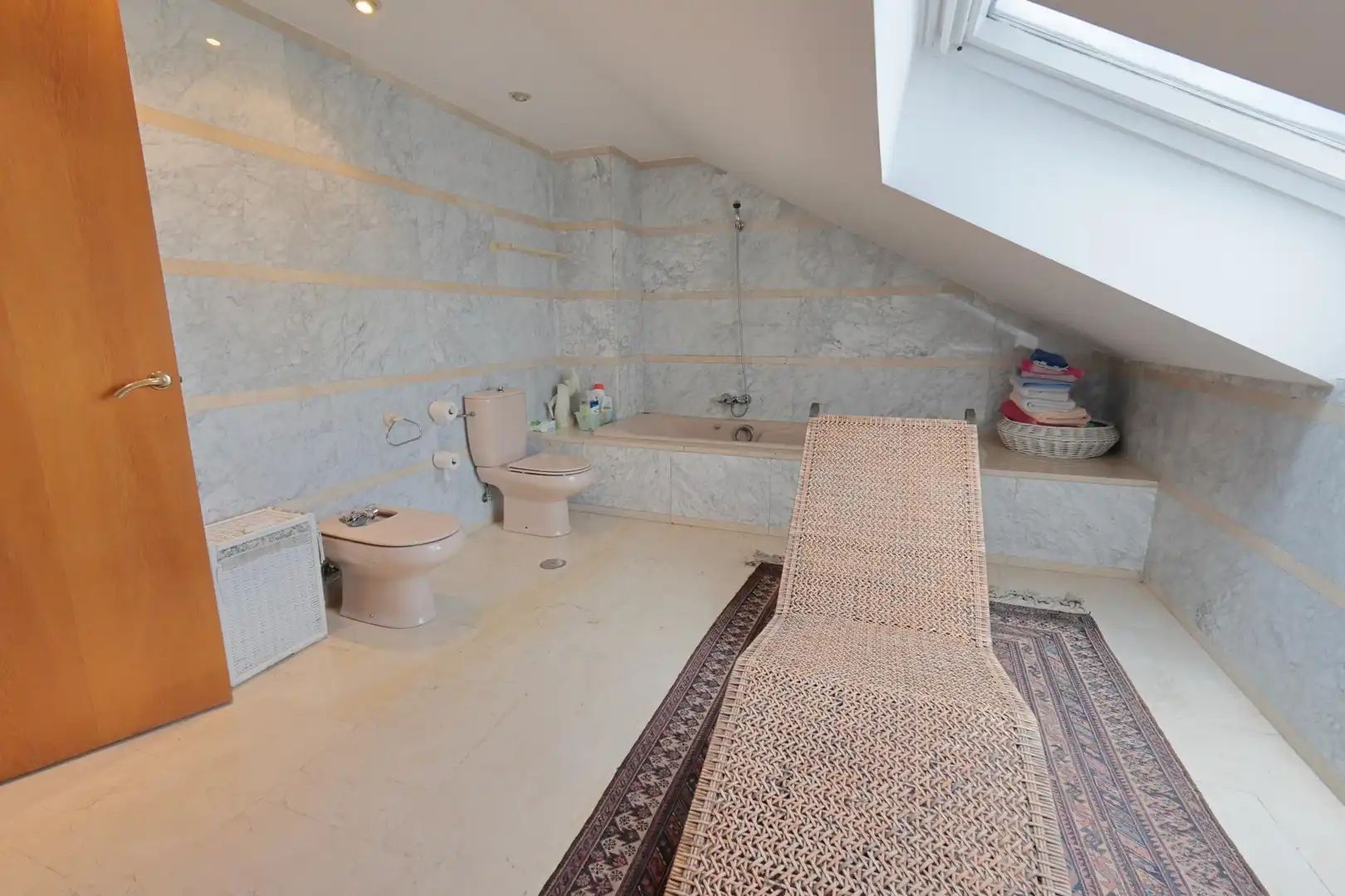 Badezimmer von Dachboden zum Verkauf in Bembibre mit Heizung und Balkon