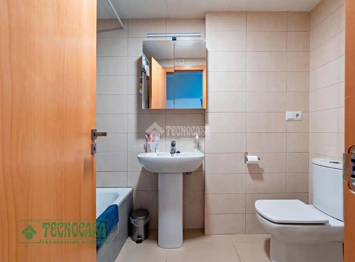 Baño de Piso en venta en Roquetas de Mar con Aire acondicionado, Terraza y Amueblado