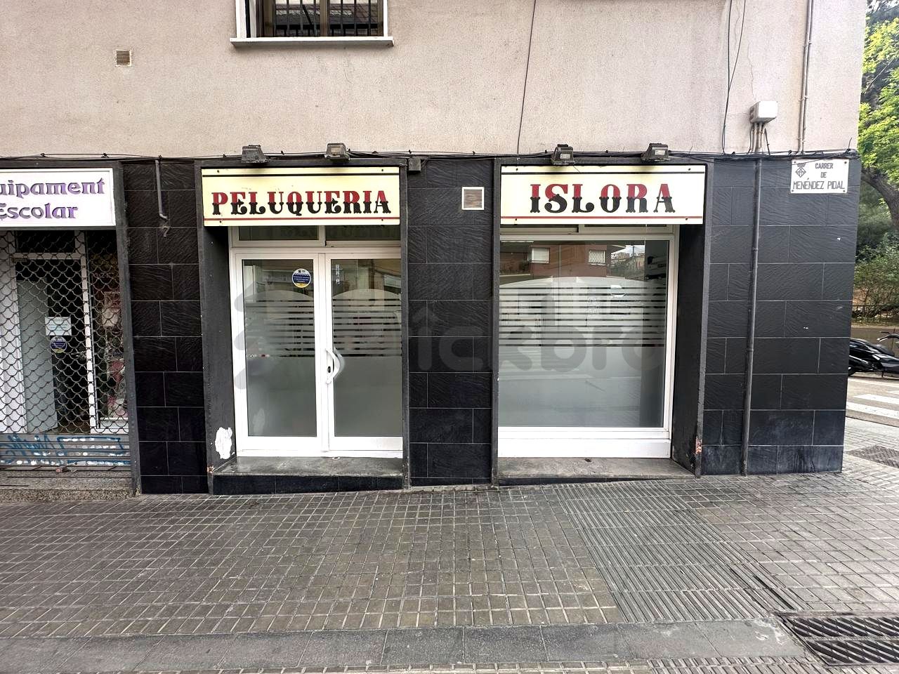 Vista exterior de Local en venda en L'Hospitalet de Llobregat amb Aire condicionat