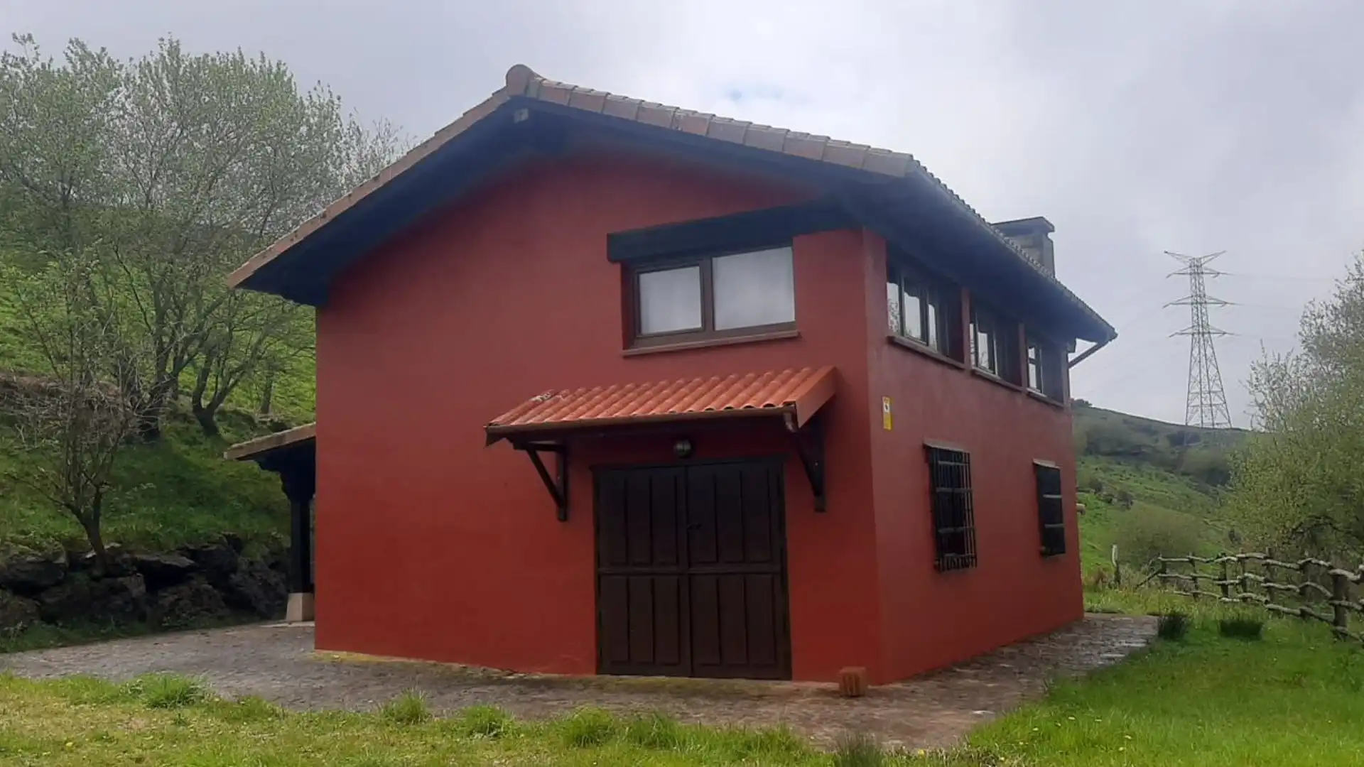 Vista exterior de Casa o xalet en venda en Solórzano amb Calefacció, Traster i Moblat