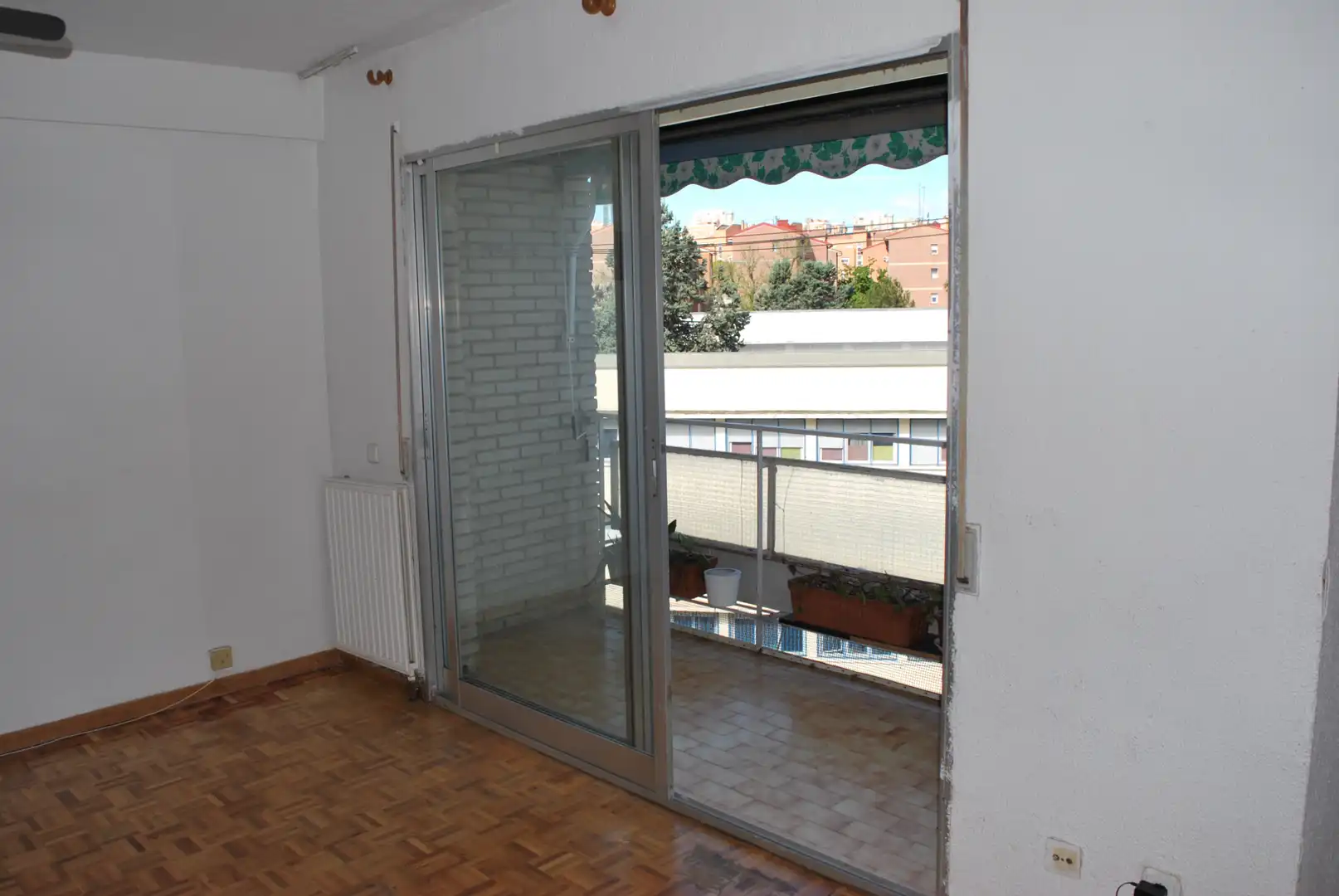 Habitación de Piso en venta en Madrid con Calefacción, Parquet y Terraza