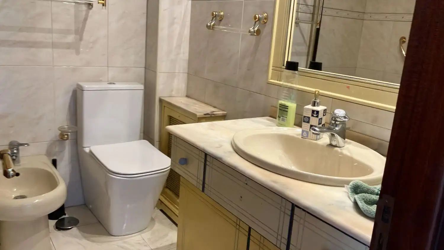 Badezimmer von Wohnung zur Miete in Gijón 