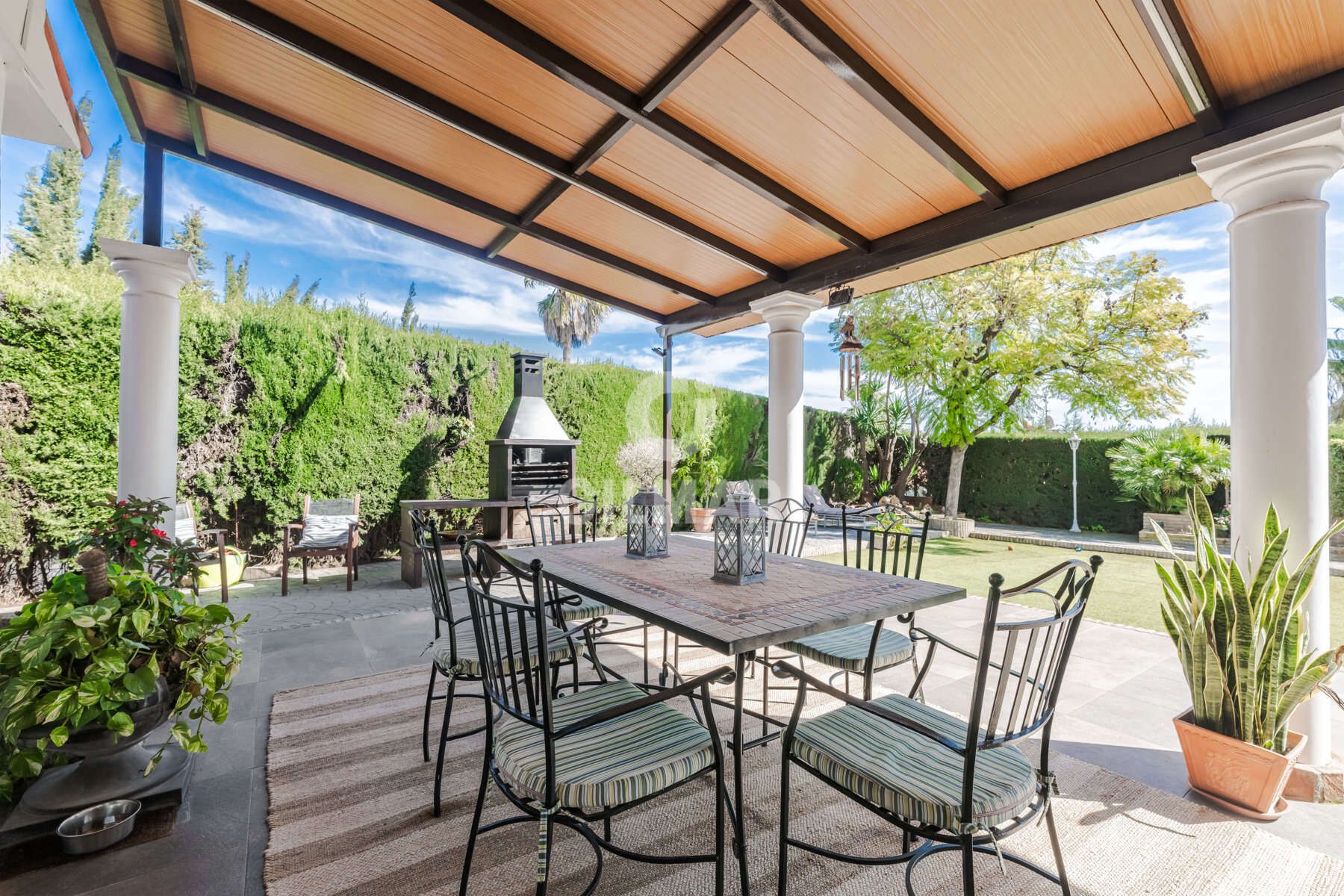 Terrassa de Casa adosada en venda en Gelves amb Calefacció, Jardí privat i Piscina