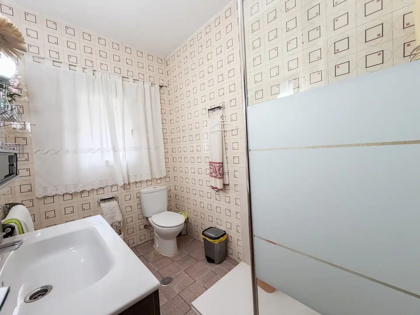 Badezimmer von Einfamilien-Reihenhaus zum Verkauf in Baza mit Privatgarten, Parkett und Abstellraum