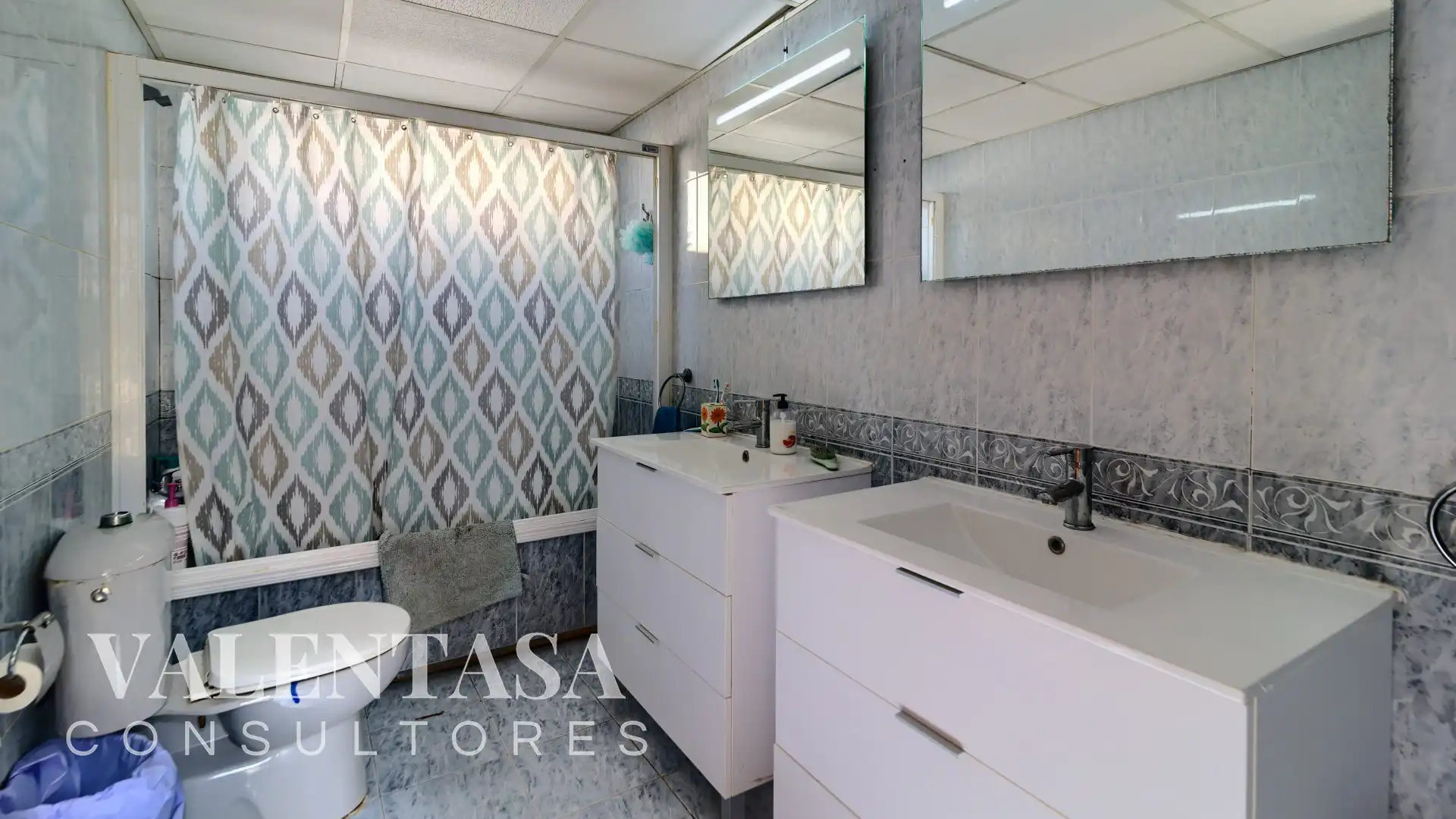 Bathroom of Houses for sale in L'Eliana  with Air Conditioner, Heating and Private garden