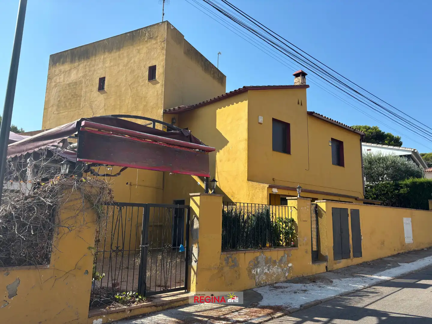 Vista exterior de Edificio en venta en L'Escala con Alarma