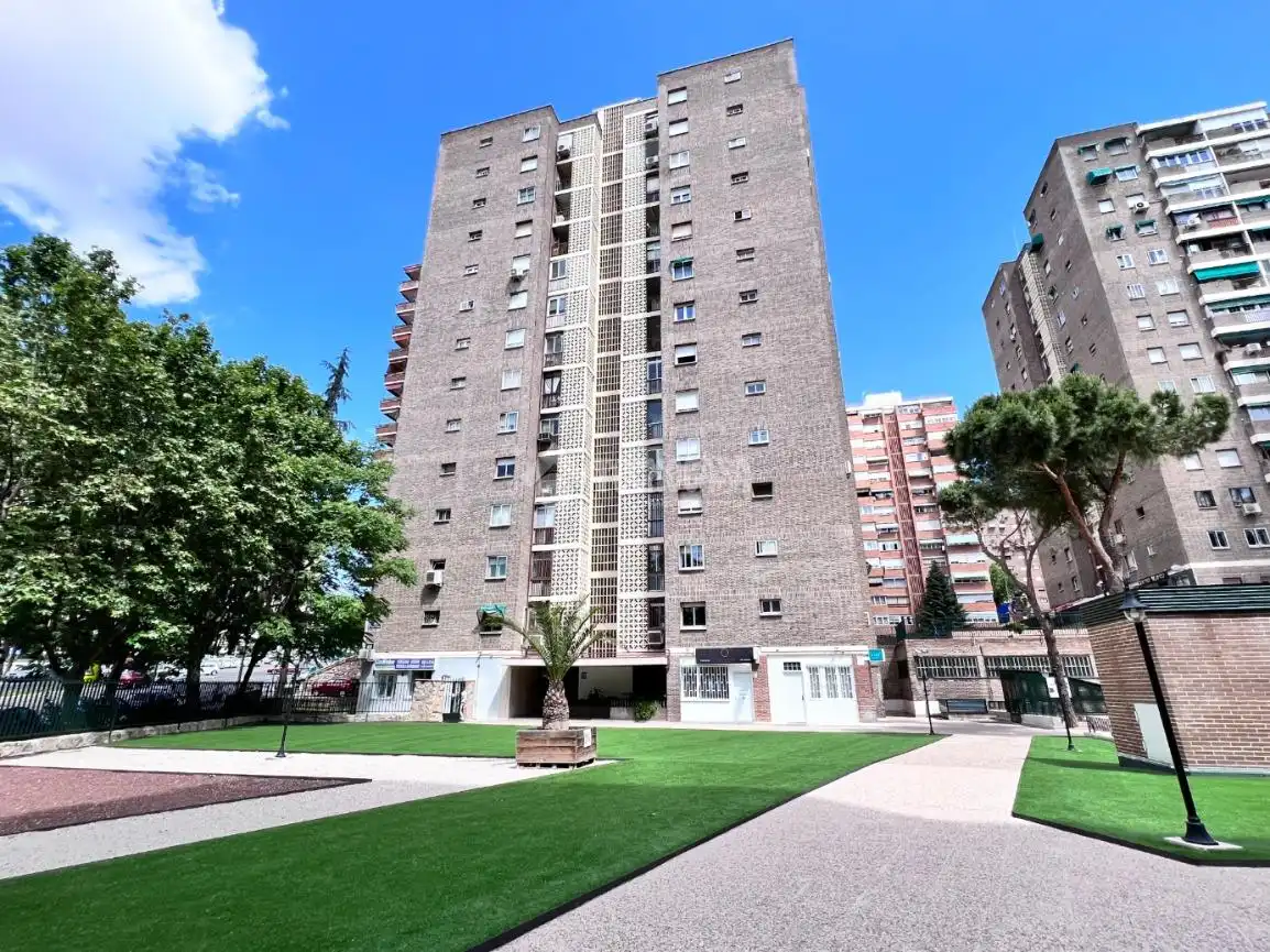 Exterior view of Flat for sale in Madrid  with Air Conditioner, Parquet flooring and Storage room