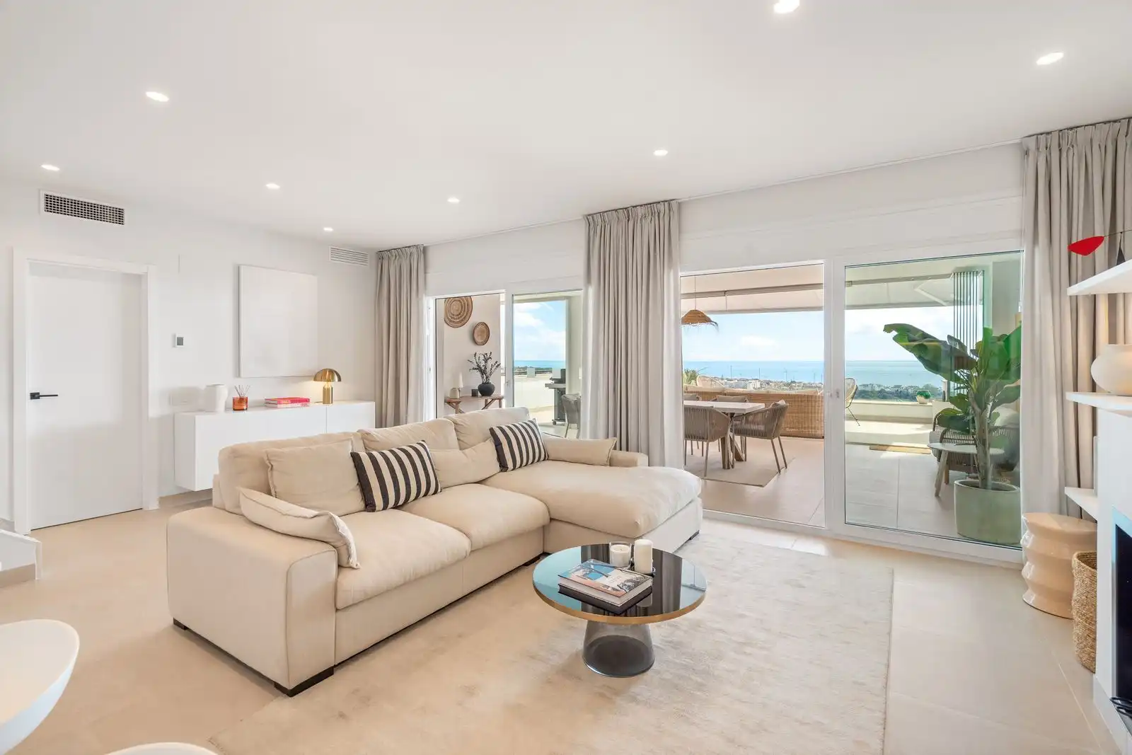 Casa aparellada amb piscina en venda a Urbanizacion los Altos de los Monteros 11, imagen 2