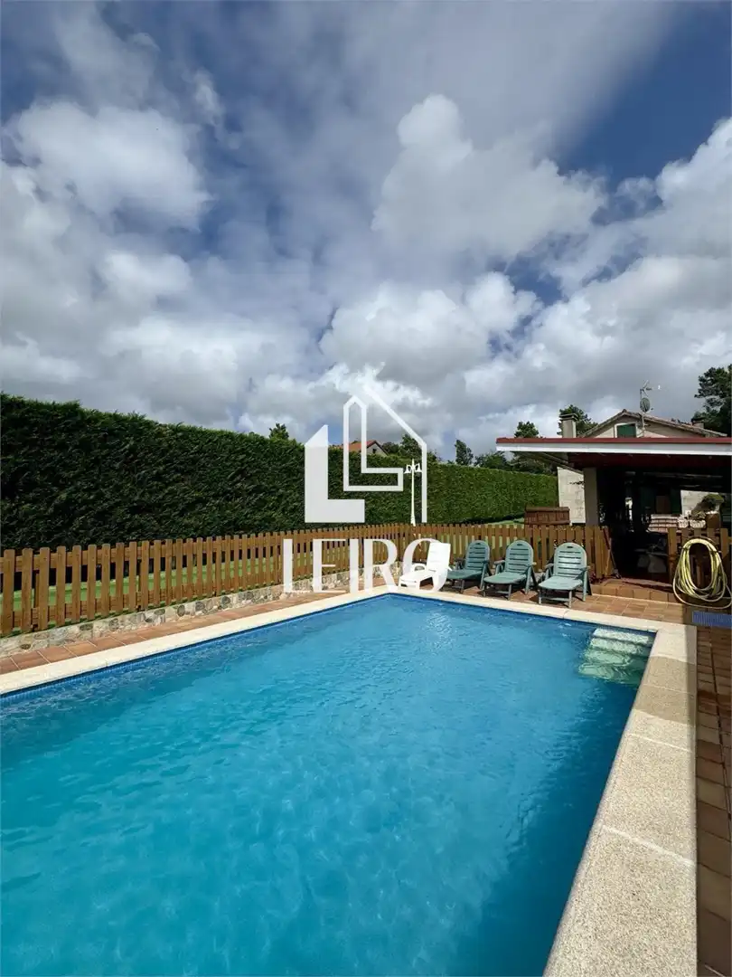 House with pool for sale in Vilanova de Arousa