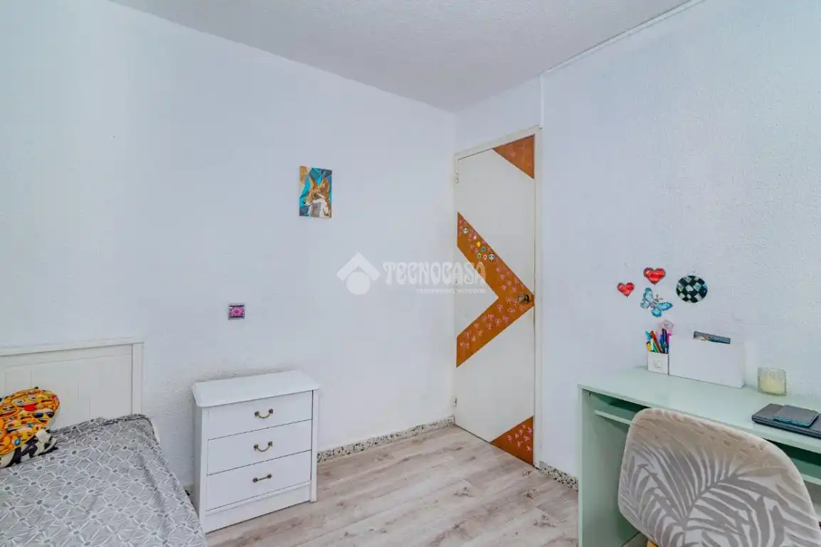 Habitación de Casa adosada en venta en Loja con Amueblado y Balcón