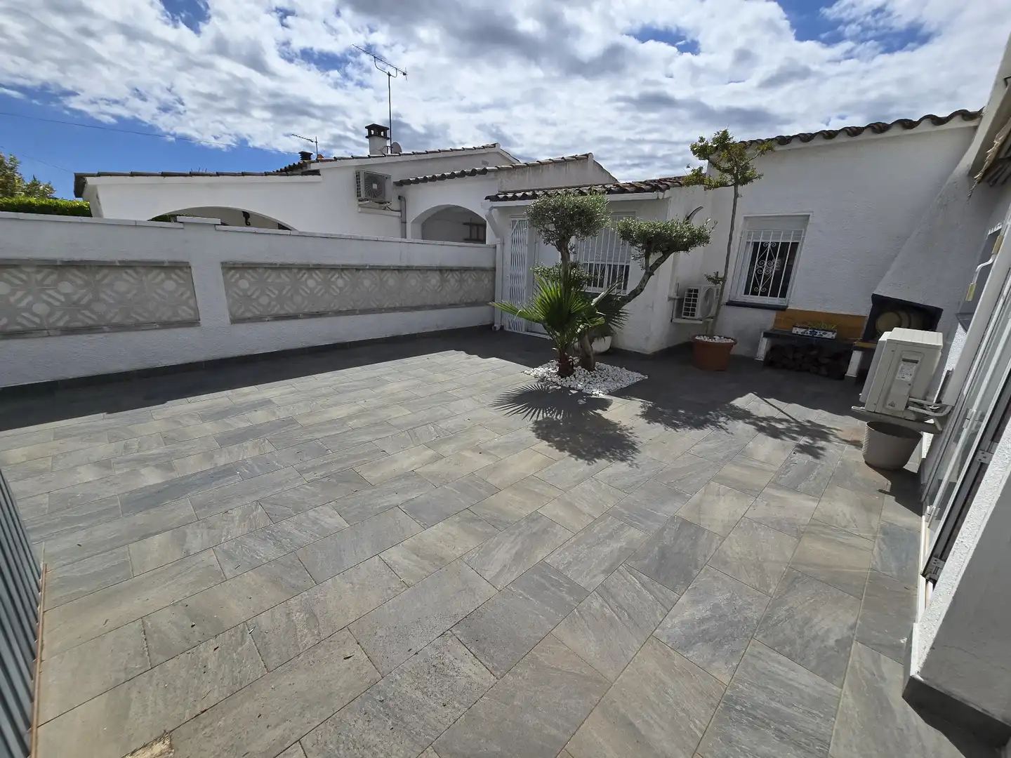 Terrassa de Casa adosada en venda en Empuriabrava amb Aire condicionat, Piscina i Moblat