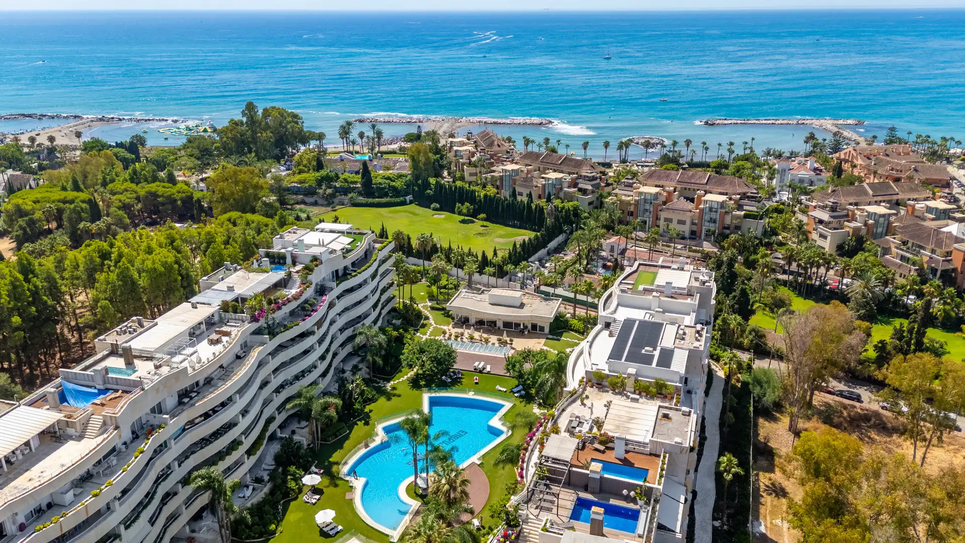 Vista exterior de Ático en venta en Nueva Andalucía