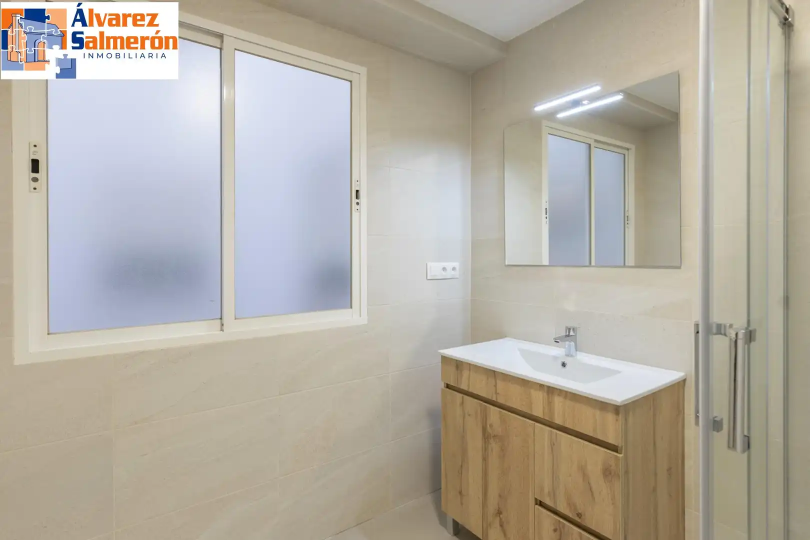 Bathroom of Flat for rent in Granada  with Air Conditioner and Furnished