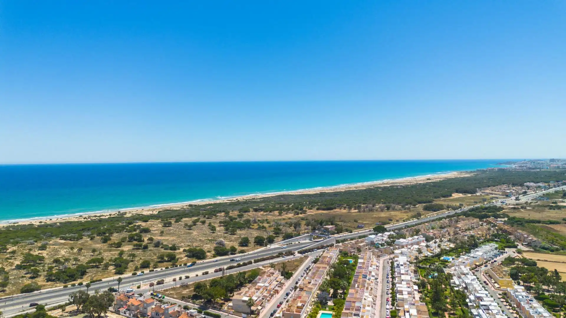 Vista exterior de Ático en venta en Guardamar del Segura con Aire acondicionado, Terraza y Piscina