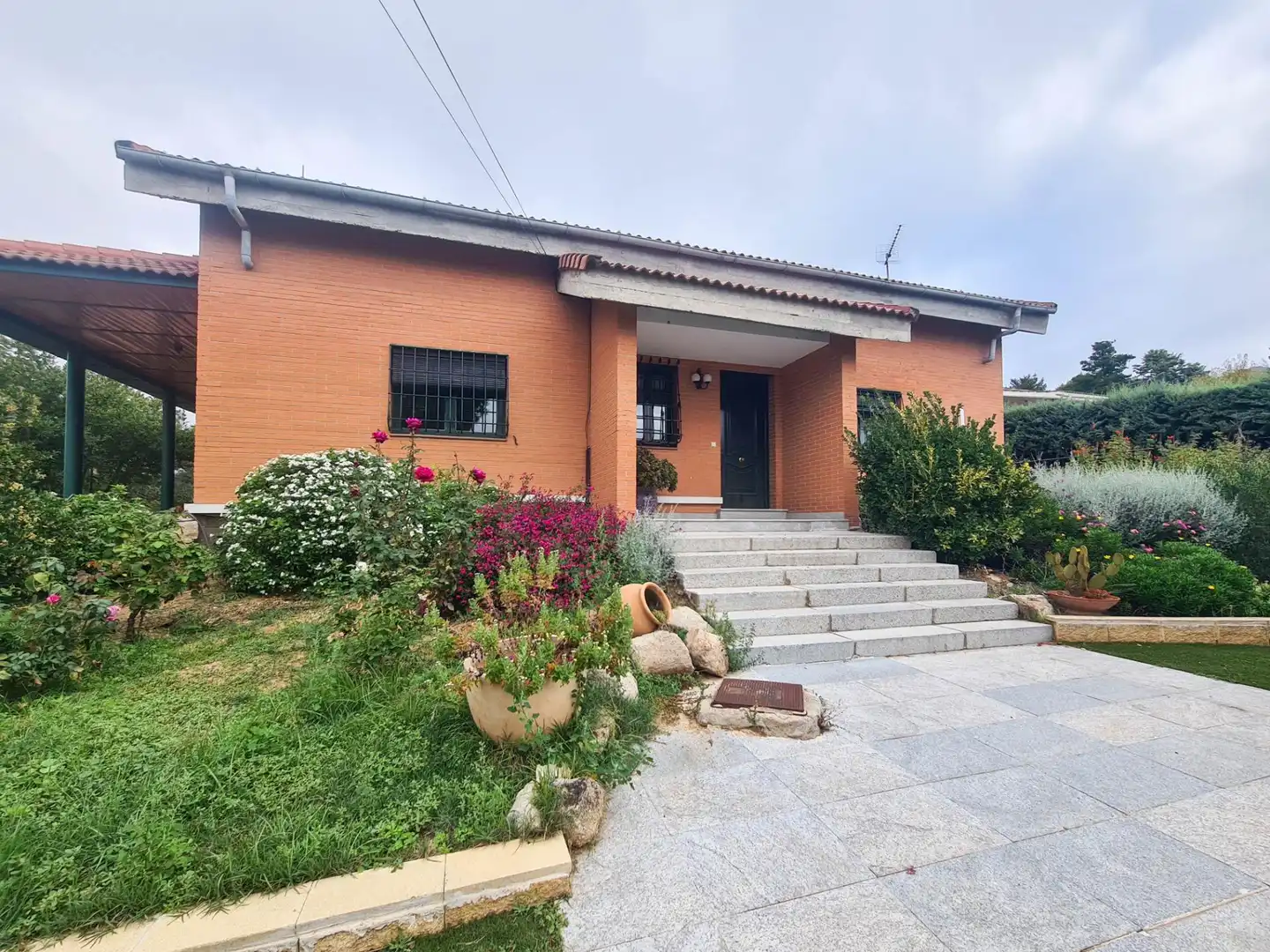Vista exterior de Casa o chalet en venta en El Casar con Terraza, Trastero y Piscina