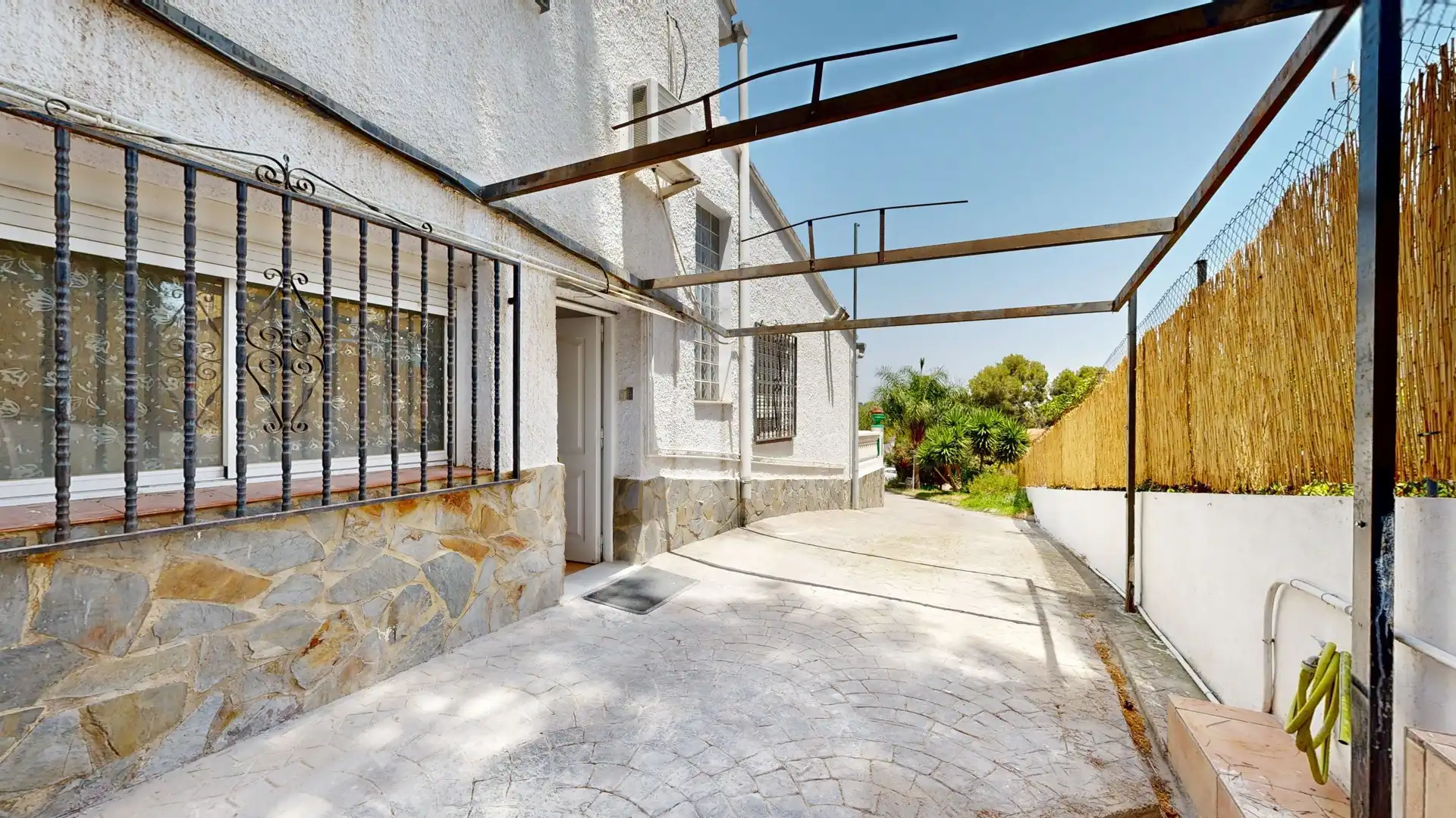 Vista exterior de Casa o chalet en venta en Chiva con Terraza, Trastero y Piscina
