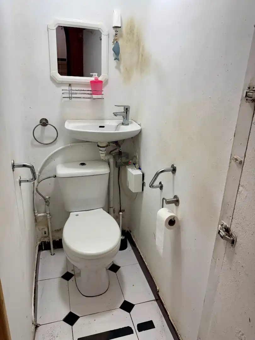 Baño de Casa adosada en venta en Barcelona con Calefacción, Terraza y Balcón
