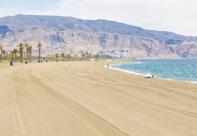 Vista exterior de Casa o xalet en venda en Roquetas de Mar amb Aire condicionat, Calefacció i Jardí privat