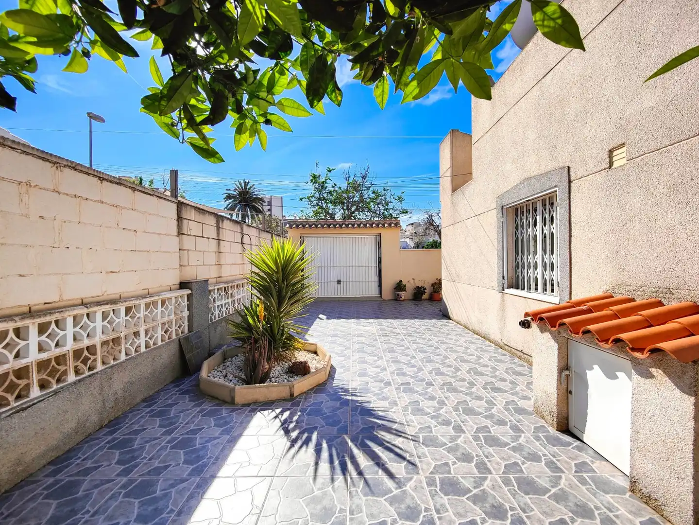 Vista exterior de Casa adosada en venta en Torrevieja con Aire acondicionado, Jardín privado y Terraza