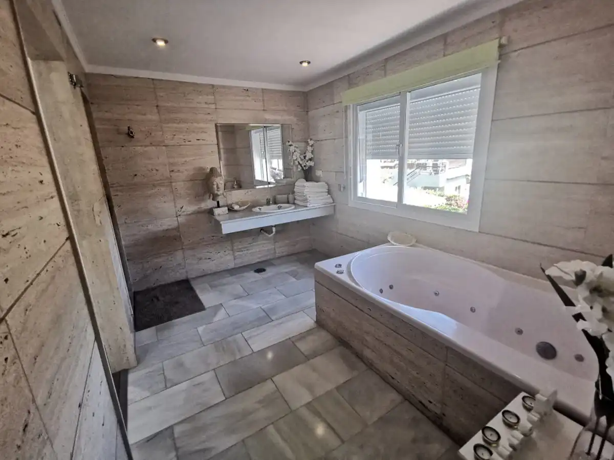 Bany de Casa o xalet de lloguer en Marbella amb Aire condicionat, Jardí privat i Terrassa