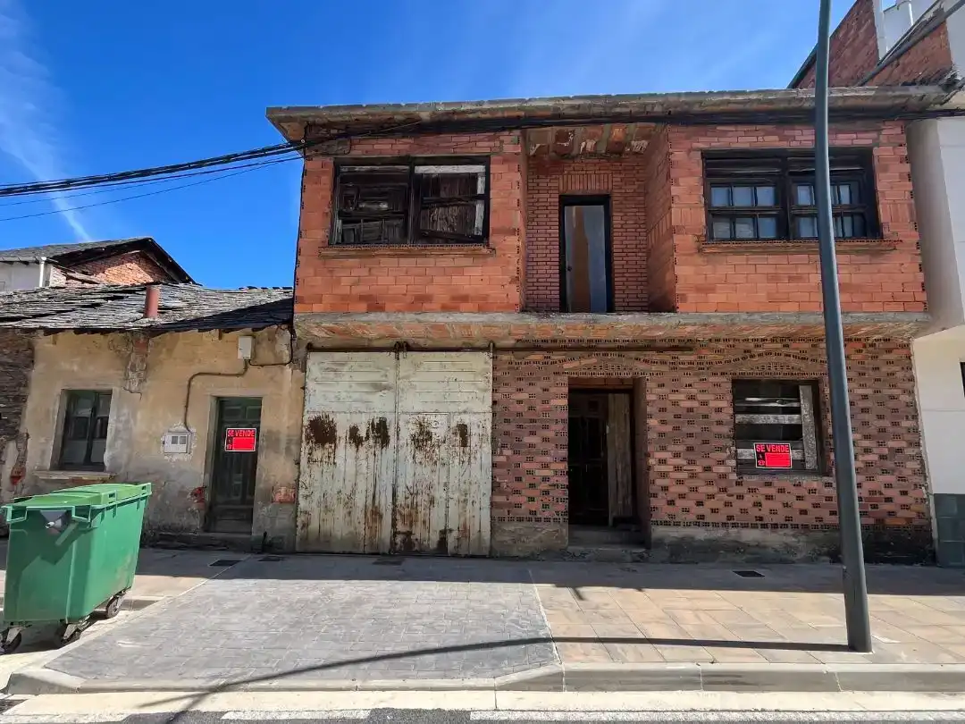Vista exterior de Casa adosada en venda en Cubillos del Sil, León