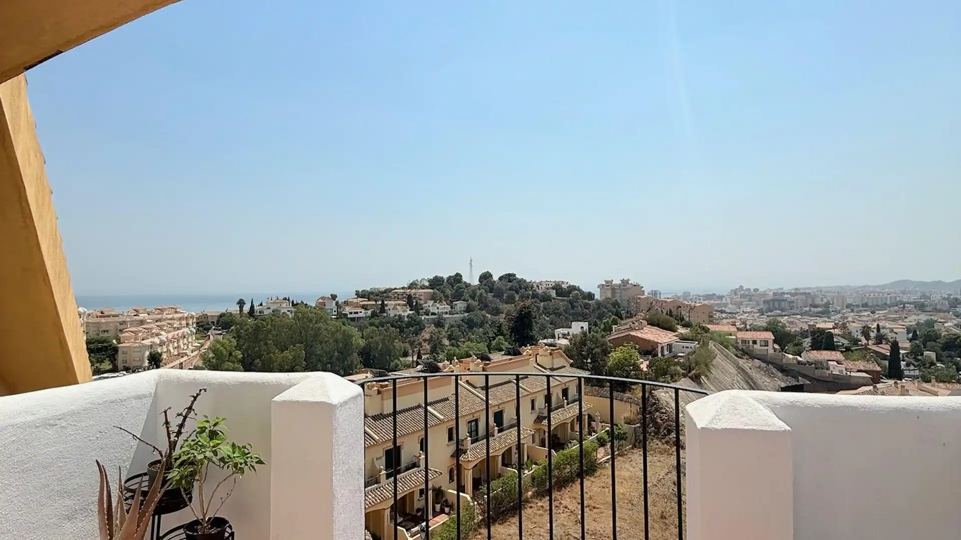 Vista exterior de Ático en venta en Fuengirola con Aire acondicionado, Terraza y Piscina comunitaria
