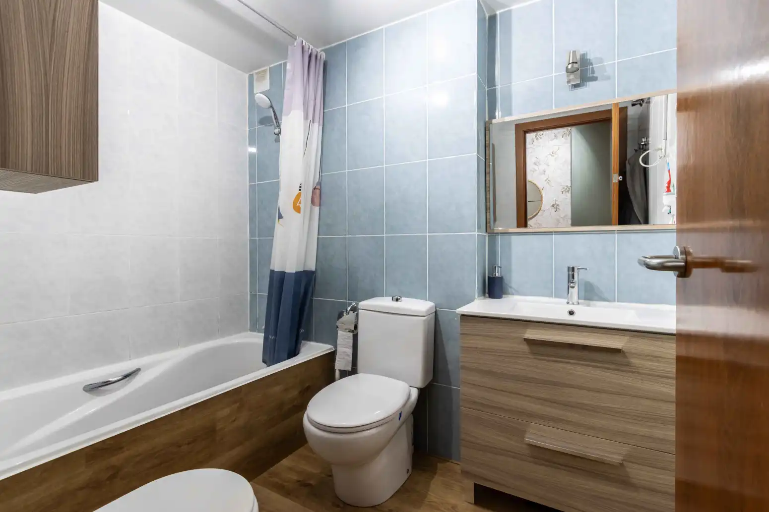 Bathroom of Flat for sale in Terrassa  with Air Conditioner, Heating and Parquet flooring