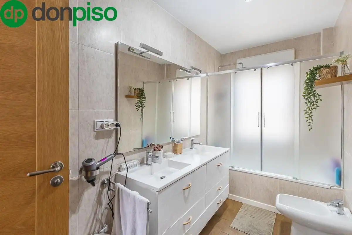 Baño de Casa adosada en venta en Churriana de la Vega con Aire acondicionado, Jardín privado y Terraza