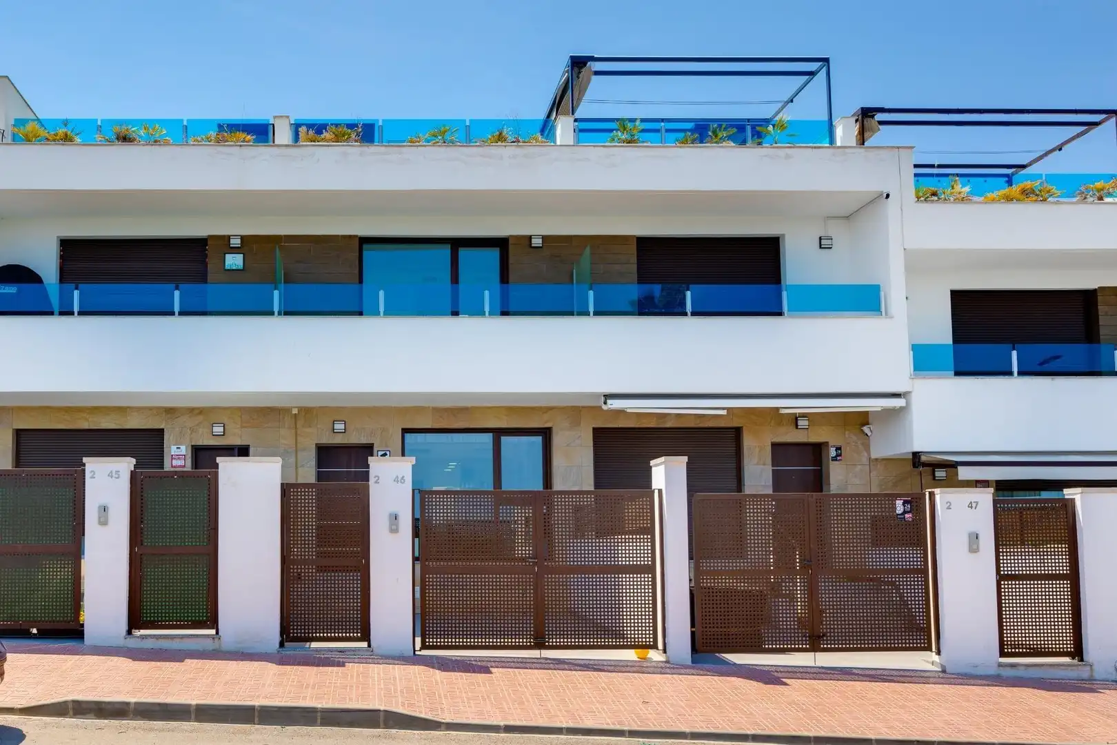 Außenansicht von Einfamilien-Reihenhaus zum Verkauf in Torrevieja mit Klimaanlage, Heizung und Terrasse