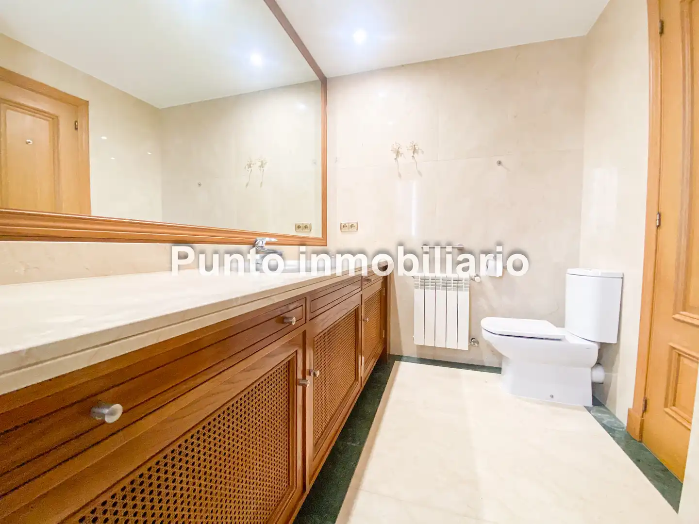 Baño de Casa adosada de alquiler en Valladolid con Aire acondicionado, Calefacción y Jardín privado